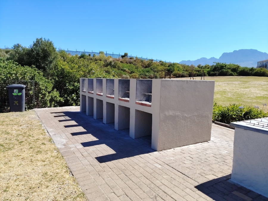 To Let 2 Bedroom Property for Rent in Sir Lowrys Pass Village Western Cape